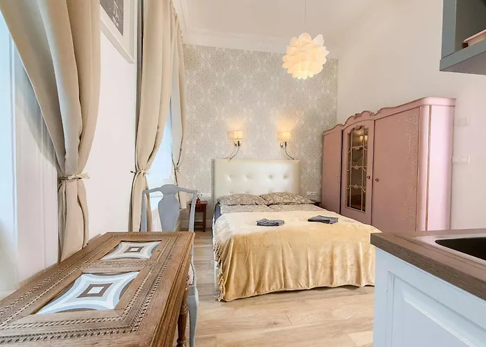 Hj7-A Hunyadi Apartment